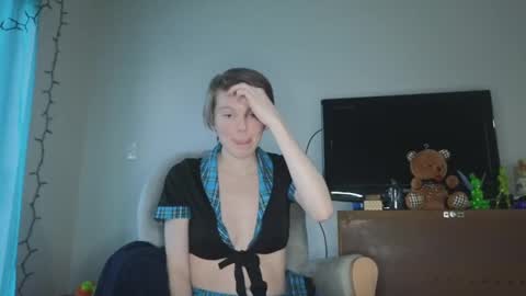 Snapshot of shyohiogirl chatting on January 29, 12:45 pm Hippie online show from January 29, 12:45 pm