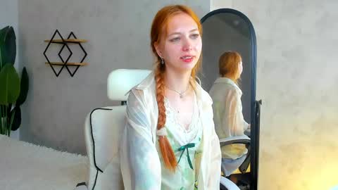 Snapshot of sienna_nyx chatting on April 16, 9:10 am Sienna online show from April 16, 9:10 am