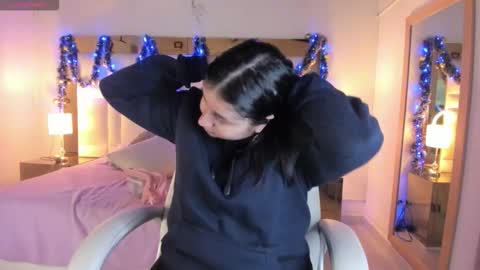 Snapshot of siennaa_rose chatting on December 5, 11:30 am Sienna online show from December 5, 11:30 am