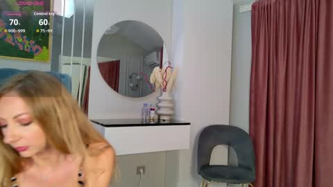 Snapshot of siennapierce chatting on June 2, 11:12 am Sienna online show from June 2, 11:12 am