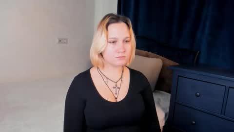 Snapshot of silkinstinct chatting on November 18, 8:08 am Eowyn online show from November 18, 8:08 am