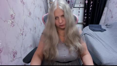 Snapshot of silver_moon_light chatting on September 19, 9:15 pm silver_moon_light online show from September 19, 9:15 pm