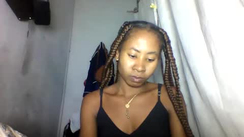 Snapshot of simirna98 chatting on June 5, 1:06 pm simirna98 online show from June 5, 1:06 pm
