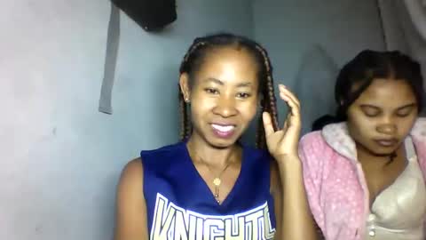 Snapshot of simirna98 chatting on June 7, 8:01 pm simirna98 online show from June 7, 8:01 pm
