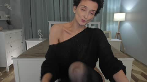 Snapshot of simonadebeauvoir chatting on December 8, 1:25 pm Simona  online show from December 8, 1:25 pm