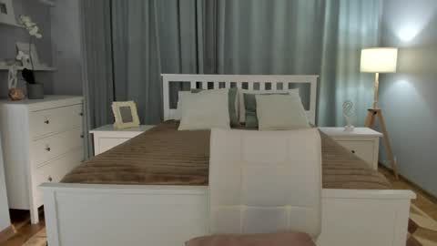 Snapshot of simonadebeauvoir chatting on December 18, 6:03 pm Simona  online show from December 18, 6:03 pm