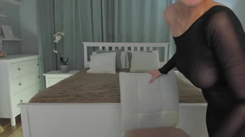 Snapshot of simonadebeauvoir chatting on December 26, 4:14 pm Simona  online show from December 26, 4:14 pm