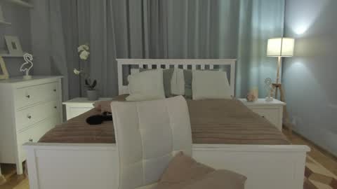 Snapshot of simonadebeauvoir chatting on January 24, 5:00 pm Simona  online show from January 24, 5:00 pm