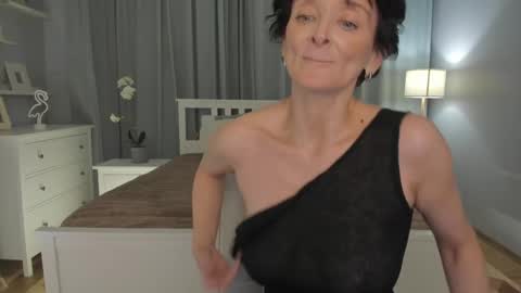 Snapshot of simonadebeauvoir chatting on February 12, 4:33 pm Simona  online show from February 12, 4:33 pm