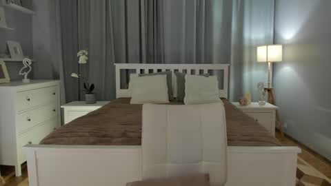 Snapshot of simonadebeauvoir chatting on February 22, 10:18 am Simona  online show from February 22, 10:18 am