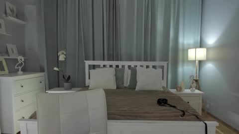 Snapshot of simonadebeauvoir chatting on February 28, 11:36 am Simona  online show from February 28, 11:36 am