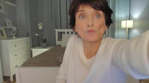 Snapshot of simonadebeauvoir chatting on March 1, 12:12 pm Simona  online show from March 1, 12:12 pm