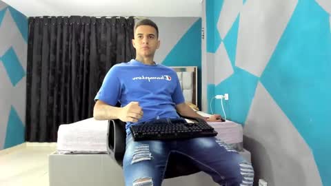 Snapshot of simonkeler chatting on December 10, 1:32 am SIMON KELER online show from December 10, 1:32 am