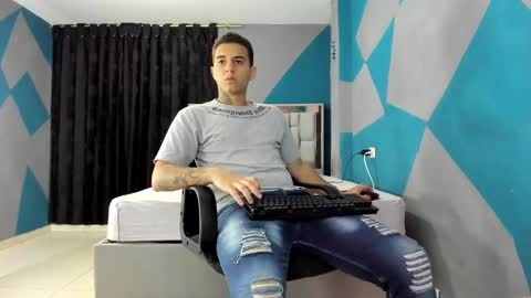 Snapshot of simonkeler chatting on December 18, 11:30 pm SIMON KELER online show from December 18, 11:30 pm