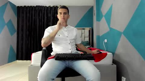 Snapshot of simonkeler chatting on December 31, 2:29 am SIMON KELER online show from December 31, 2:29 am