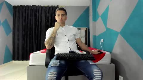 Snapshot of simonkeler chatting on January 6, 7:42 am SIMON KELER online show from January 6, 7:42 am