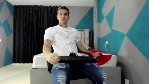 Snapshot of simonkeler chatting on January 6, 10:46 am SIMON KELER online show from January 6, 10:46 am