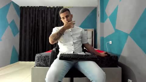 Snapshot of simonkeler chatting on February 2, 3:21 am SIMON KELER online show from February 2, 3:21 am