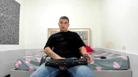 Snapshot of simonkeler chatting on December 13, 10:26 pm SIMON KELER online show from December 13, 10:26 pm