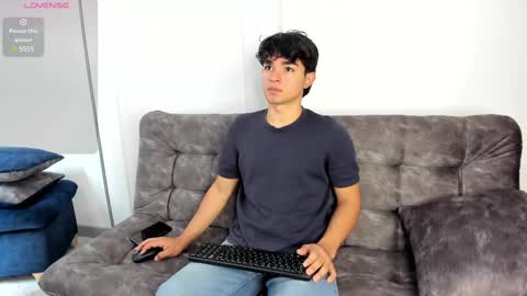 Snapshot of simonlambert__ chatting on February 13, 5:22 pm Simon online show from February 13, 5:22 pm