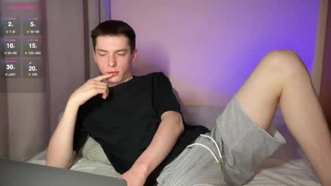 Snapshot of simonsweett chatting on May 13, 11:11 pm Simon online show from May 13, 11:11 pm