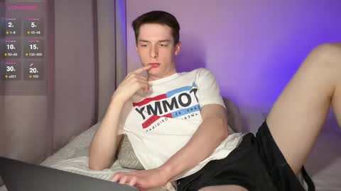 Snapshot of simonsweett chatting on May 21, 8:27 pm Simon online show from May 21, 8:27 pm