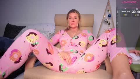 Snapshot of simply_sasha chatting on December 16, 2:47 am A present for me online show from December 16, 2:47 am