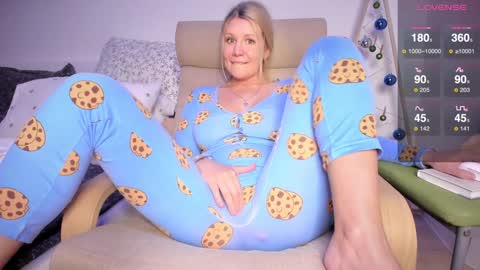 Snapshot of simply_sasha chatting on December 18, 6:10 am A present for me online show from December 18, 6:10 am