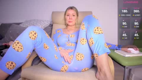 Snapshot of simply_sasha chatting on January 13, 3:01 am A present for me online show from January 13, 3:01 am