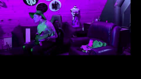 Snapshot of siphonophorstrings chatting on November 2, 12:24 am Dustbunnyfoofoo online show from November 2, 12:24 am