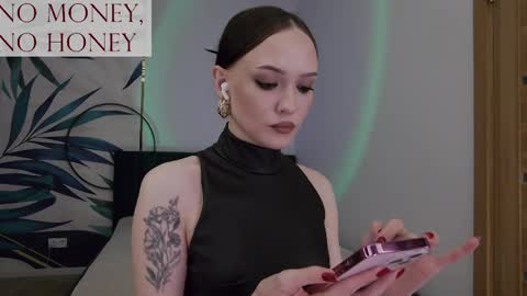 Snapshot of sirenaswhisper chatting on May 24, 5:51 pm Goddess Sirena online show from May 24, 5:51 pm