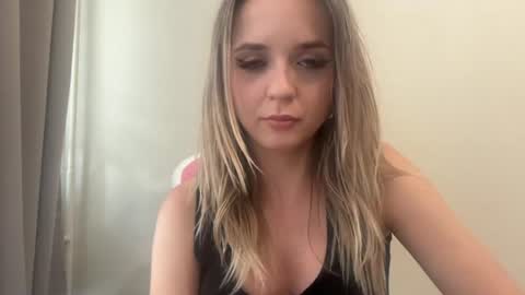 Snapshot of sisi_bunny chatting on June 22, 4:37 pm Sisi Bunny online show from June 22, 4:37 pm
