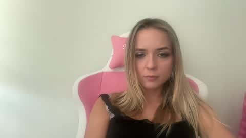Snapshot of sisi_bunny chatting on July 6, 10:34 am Sisi Bunny online show from July 6, 10:34 am