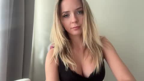 Snapshot of sisi_bunny chatting on July 21, 12:18 pm Sisi Bunny online show from July 21, 12:18 pm