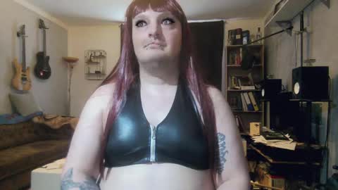 Snapshot of sissylovedoll chatting on April 28, 3:17 pm Tiffany Candy online show from April 28, 3:17 pm