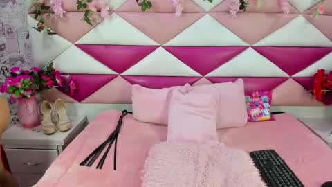 Snapshot of skarlet_skye chatting on April 2, 9:01 pm Skarlet online show from April 2, 9:01 pm