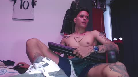 Snapshot of skateboy444 chatting on January 9, 10:41 pm king online show from January 9, 10:41 pm