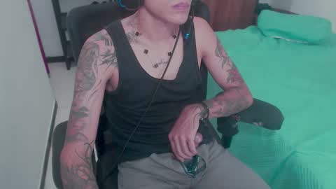 Snapshot of skateboy444 chatting on October 19, 6:14 am king online show from October 19, 6:14 am