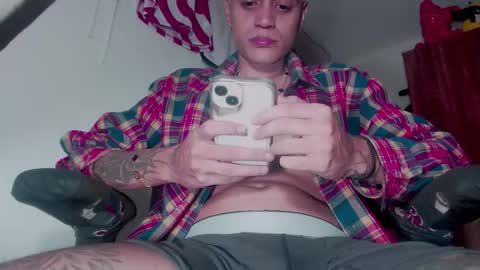 Snapshot of skateboy444 chatting on November 1, 8:05 am king online show from November 1, 8:05 am