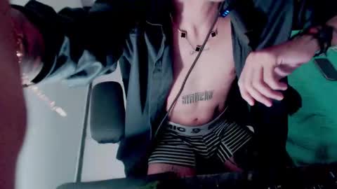 Snapshot of skateboy444 chatting on November 5, 4:56 am king online show from November 5, 4:56 am