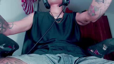 Snapshot of skateboy444 chatting on November 14, 5:50 am king online show from November 14, 5:50 am