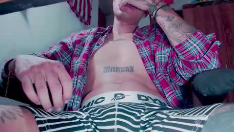 Snapshot of skateboy444 chatting on November 19, 7:30 am king online show from November 19, 7:30 am