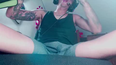 Snapshot of skateboy444 chatting on November 27, 9:33 am king online show from November 27, 9:33 am