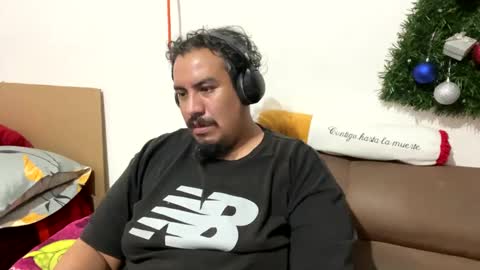 Snapshot of skinhell chatting on December 17, 3:28 am Elias online show from December 17, 3:28 am