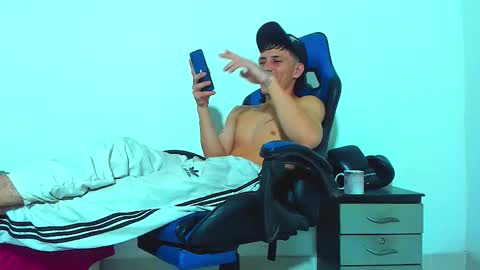 Snapshot of skinny_marked chatting on December 3, 4:42 am skinny marked online show from December 3, 4:42 am