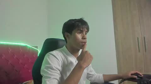 Snapshot of skinny_sam23 chatting on April 23, 4:14 am sam online show from April 23, 4:14 am