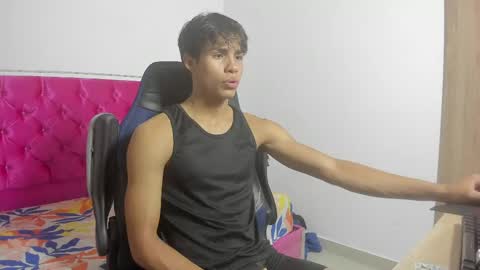 Snapshot of skinny_sam23 chatting on May 4, 3:24 am sam online show from May 4, 3:24 am