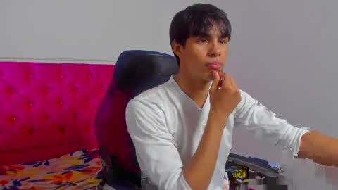 Snapshot of skinny_sam23 chatting on May 10, 5:01 am sam online show from May 10, 5:01 am