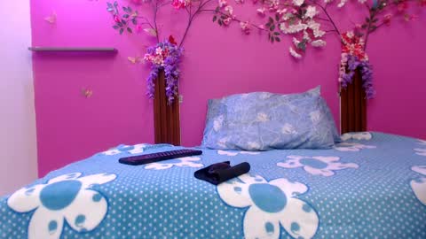 Snapshot of skinnybarbie022 chatting on April 28, 1:04 am barbi online show from April 28, 1:04 am