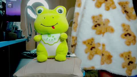 Snapshot of skinnygirl019 chatting on December 4, 8:45 am GoddessSkinny online show from December 4, 8:45 am